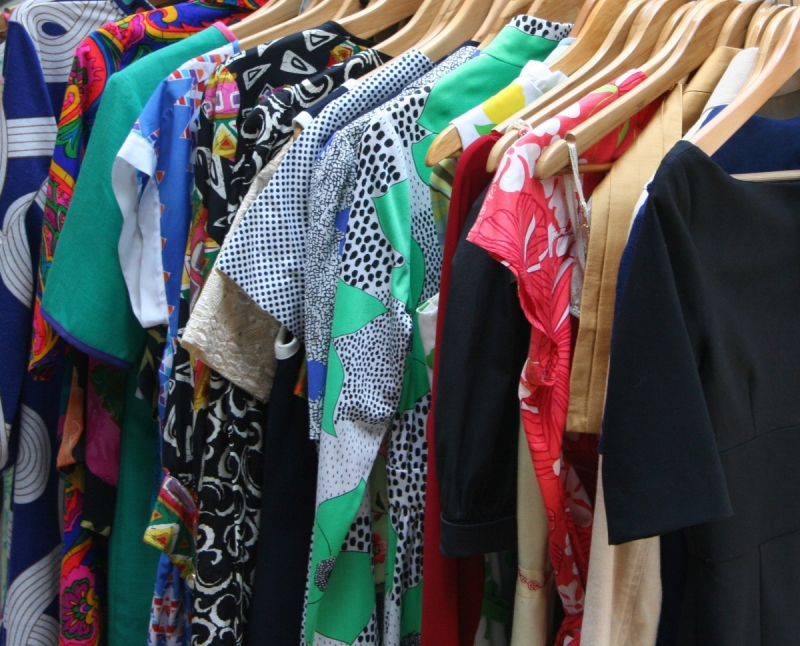 magasin-COARAZE-min_dresses_apparel_clothing_clothes_clothes_hangers_wooden_hangers_retail_shop_closet-1149845